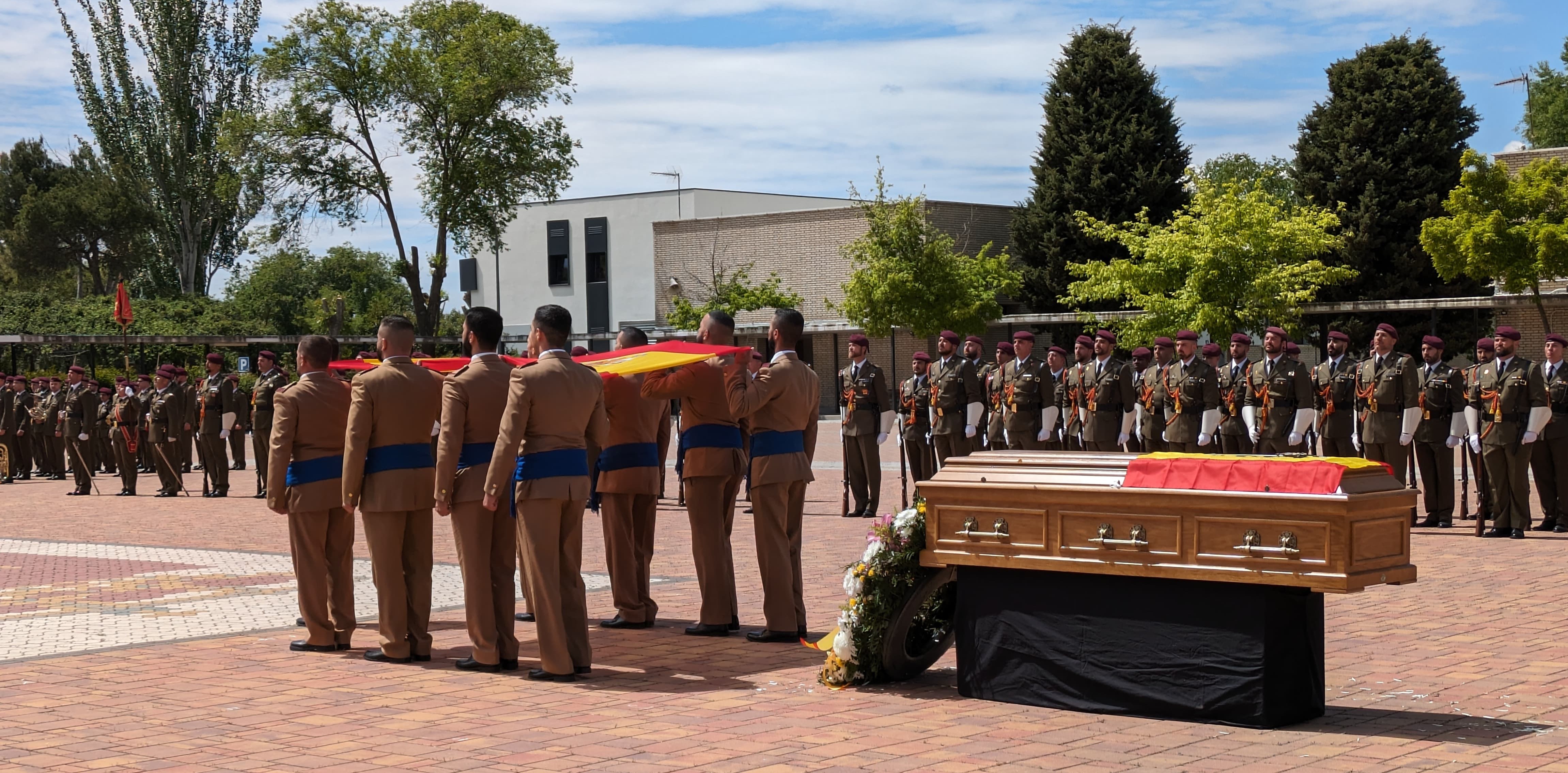 Honras fúneberes al cabo Palacios en el Acuartelamiento General Cavalcanti