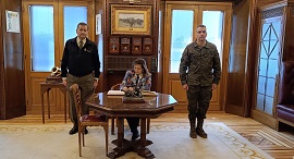 La ministra de Defensa firma el Libro de Honor