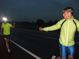 Relevo entre dos de los participantes en el recorrido