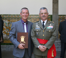 El teniente general Muñoz junto al periodista premiado