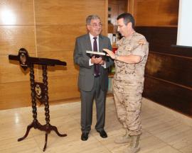 El TG. Muro entrega un recuerdo al conferenciante