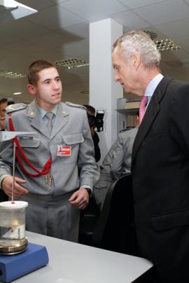 El ministro charla con un cadete en la Academia General