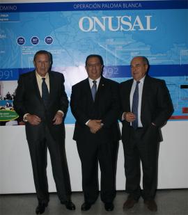 Los generales Alejandre y Suanzes con el agregado militar de El Salvador