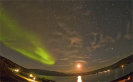 Formación de una aurora boreal verde
