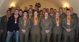 La delegación del Ejército con las medallas
