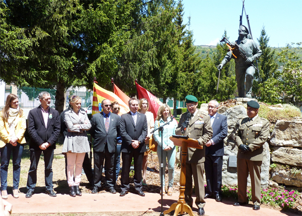 Acto de inauguración con la estatua al fondo