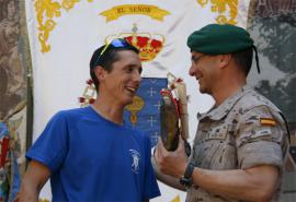 El general con el cabo vencedor de la prueba