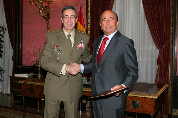 Emilio Botín y el JEME tras la firma del convenio