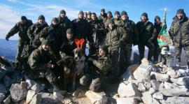 Los militares tras llegar a la cumbre 