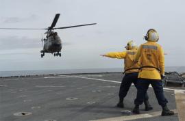 El Cougar tomando en el buque estadounidense