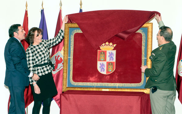 La presidenta y el coronel descubren el cuadro