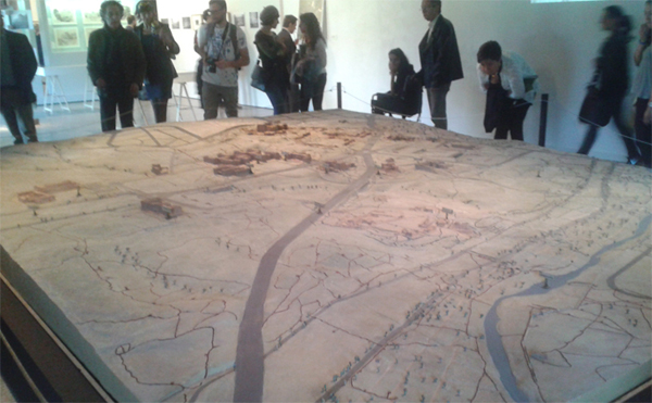 El público observa la maqueta en la exposición