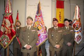 Militares asistentes ante el monumento funerario