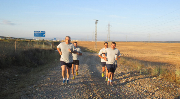 Corredores en el primer tramo del recorrido