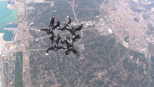 El equipo realiza una de las figuras