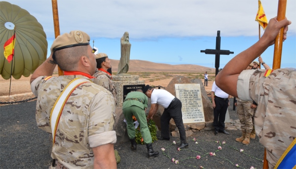 Colocación de la corona en el monolito