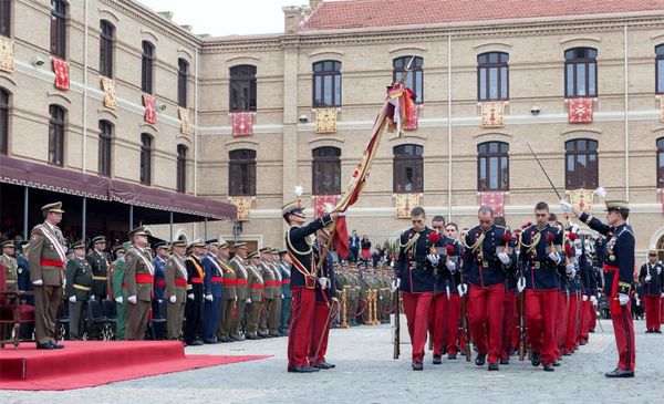 Los cadetes en el acto de jura de Bandera