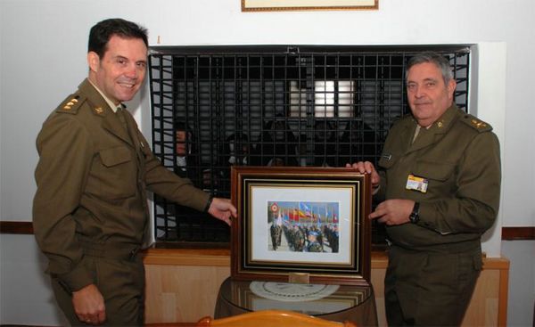 Momento de la entrega del recuerdo 