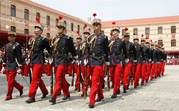 Desfile de alumnos en la Academia General Militar