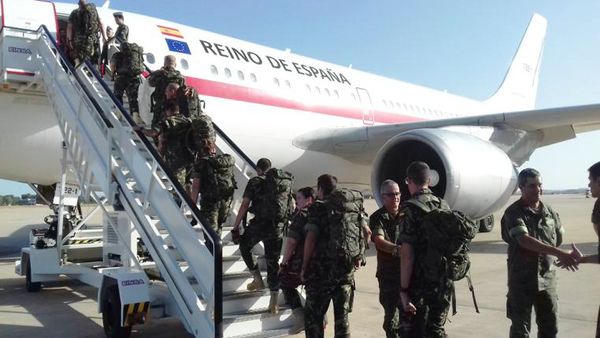 La primera rotación embarca en el avión La primera rotación embarca en el avión