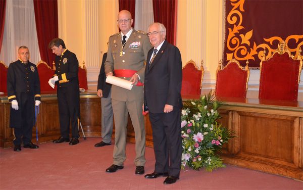 El 2&ordm; JEME y el presidente melillense en el acto 