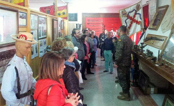 Los profesores en la visita a la Sala Histórica 
