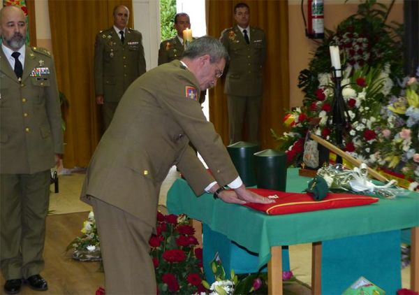 Imposición de la Cruz con distintivo amarillo