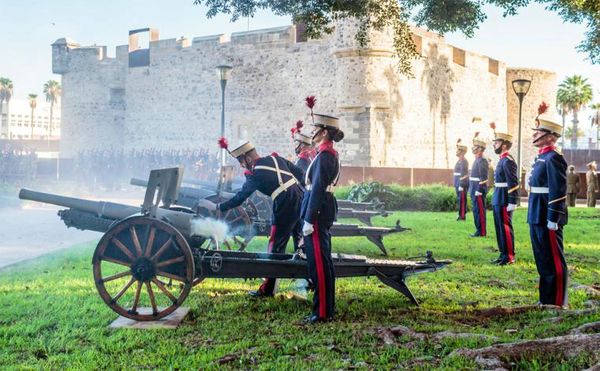 Disparos de salvas durante la conmemoración Disparos de salvas durante la conmemoración
