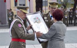 Entrega del facsímil a familiares del brigada