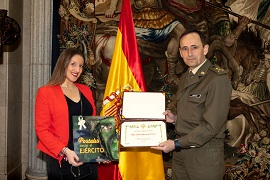 El General Arrazola entrega el premio