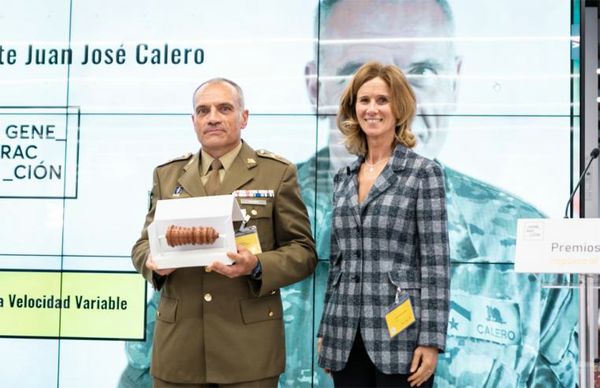 El subteniente Calero tras recoger el premio