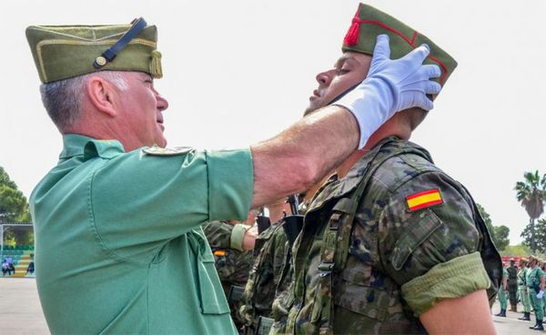Acto de imposición del "gorrillo" legionario