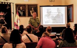 El general Llago se dirige a los alumnos