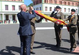 El subsecretario coloca la Corbata en la Bandera