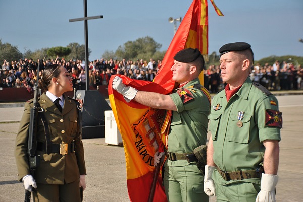 Una alumna besa la Bandera en `Camposoto&acute;