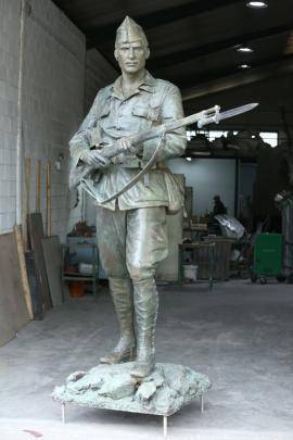 La estatua toma forma en el taller del escultor