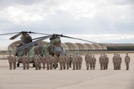Los militares forman tras regresar de Afganistán
