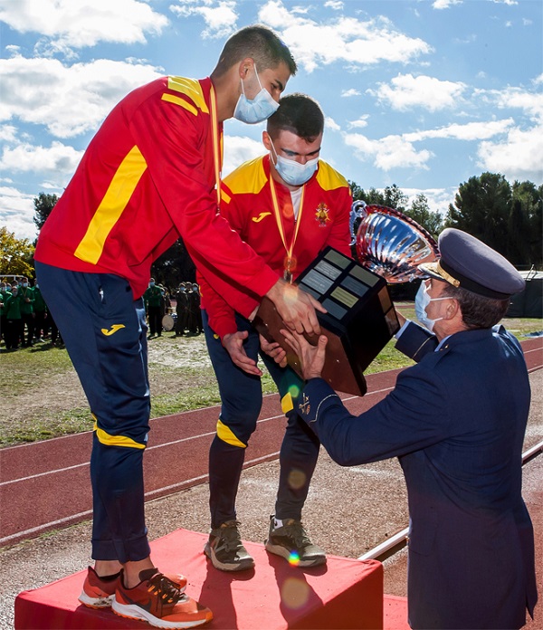 El equipo de la AGM recibe el trofeo de campeones