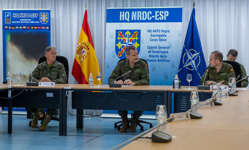 S. M el Rey Felipe VI visita el Cuartel General Terrestre de Alta Disponibilidad y conoce los medios del Regimiento de Operaciones de Información nº 1
