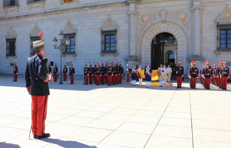 El Regimiento 'Inmemorial del Rey' realiza un Relevo Extraordinario de la Guardia en el Alcázar de Toledo