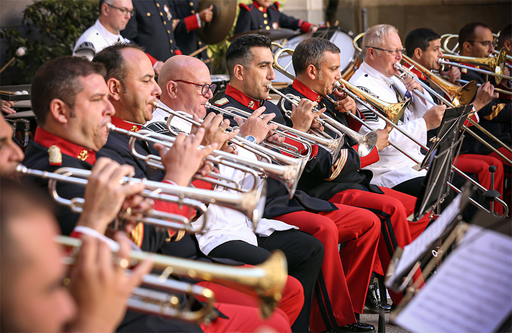 El Regimiento 'Inmemorial del Rey' ofrece un concierto junto con una banda sinfónica inglesa
