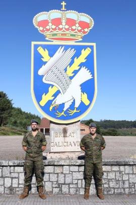 Dos soldados de la Brigada 'Galicia' VII auxilian a una conductora accidentada en la A-6