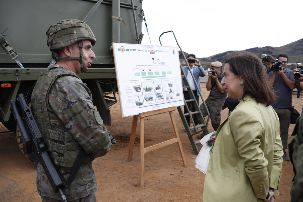 La ministra de Defensa visita unidades del Ejército de Tierra en Las Palmas de Gran Canaria