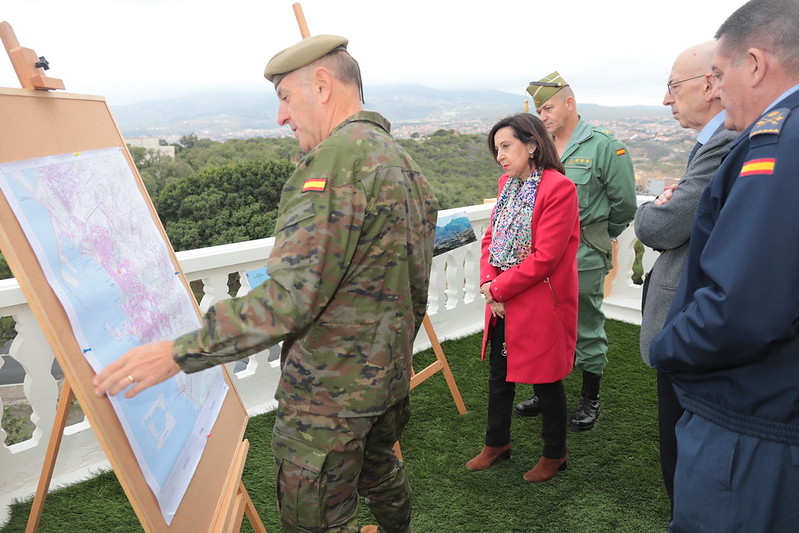 La ministra de Defensa visita la Comandancia General y la base 