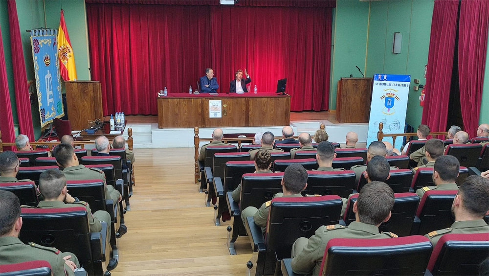 Perico Delgado ofrece una charla-coloquio en la Academia de Caballería 