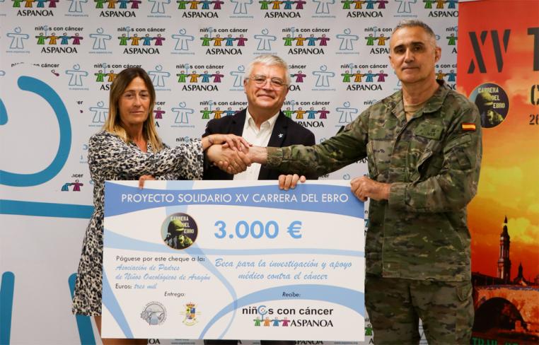 Entrega del cheque solidario de la XV “Carrera del Ebro” a la Asociación 'ASPANOA'