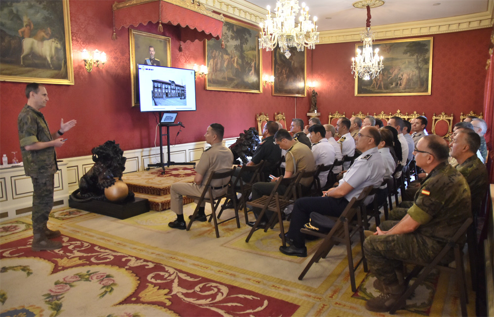 Los agregados militares en España visitan el Cuartel General del Mando de Apoyo a la Maniobra