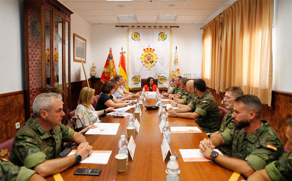 La ministra y el JEME visitan el Regimiento de Infantería 'Soria' nº 9 en Fuerteventura