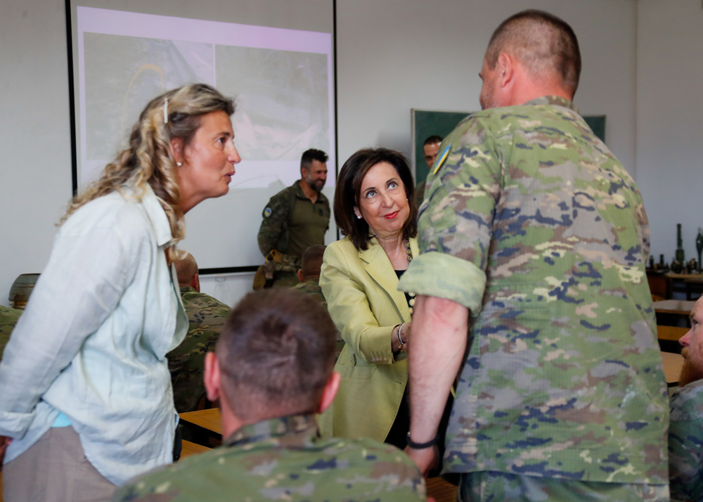 La ministra de Defensa visita a los militares ucranianos que se instruyen en la Academia de Infantería