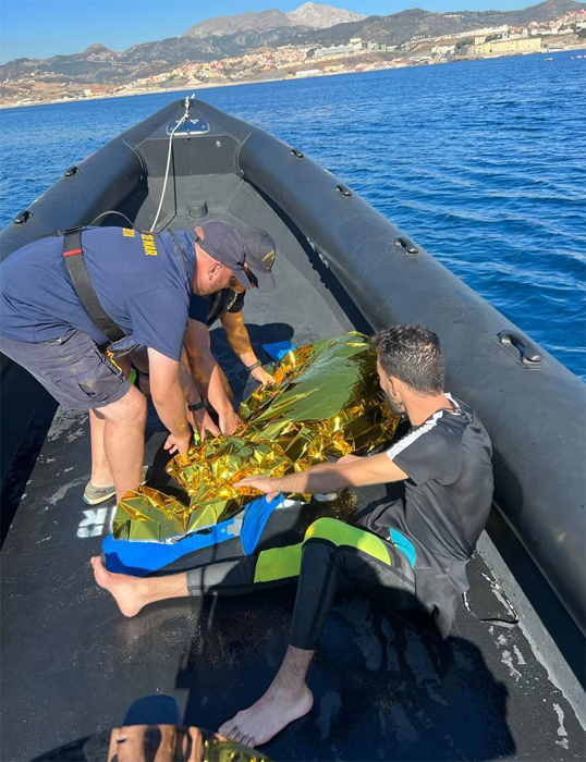 Militares de la Unidad Logística nº 23 rescatan a dos náufragos en la costa de Ceuta